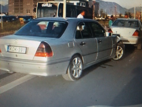 Tiranë-Durrës, aksident automobilistik, makinat përplasen kokë më kokë