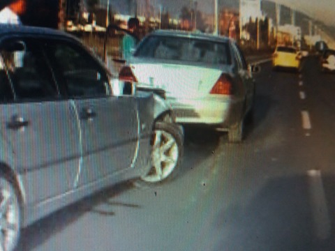 Tiranë-Durrës, aksident automobilistik, makinat përplasen kokë më kokë