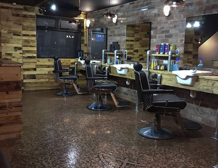 FOTO GALERI/ Berberi “shkel me këmbë” 700 paund, shtron sallonin me 70 mijë copë monedha