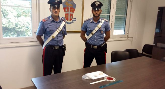 FOTO/ Itali, shqiptari “i jep gaz” me Mercedez, por kapet me 2 pako kokainë