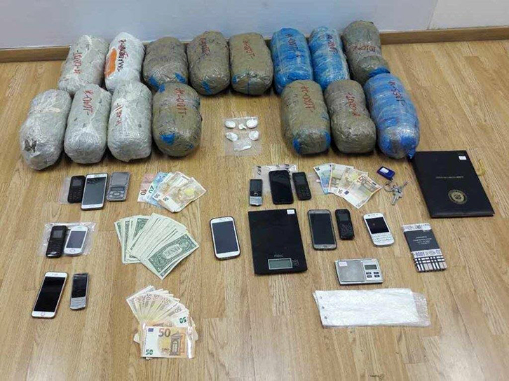 FOTO/ Greqi, shkatërrohet banda shqiptare e trafikut të drogës, mes 6 të arrestuarve edhe një grua