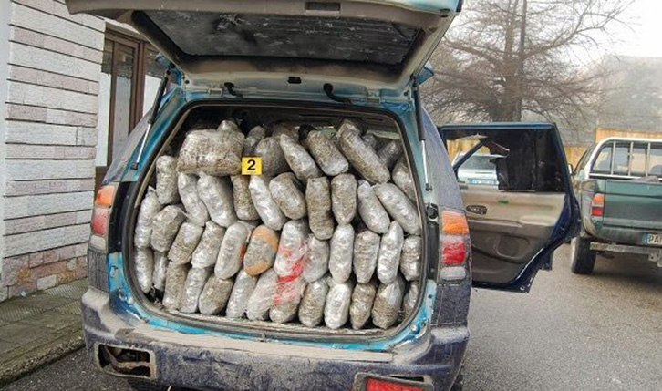 DETAJE & EMRI/ Kavajë, hetimet për 1.3 ton kanabis të çojnë te djali i zyrtarit të lartë të Policisë