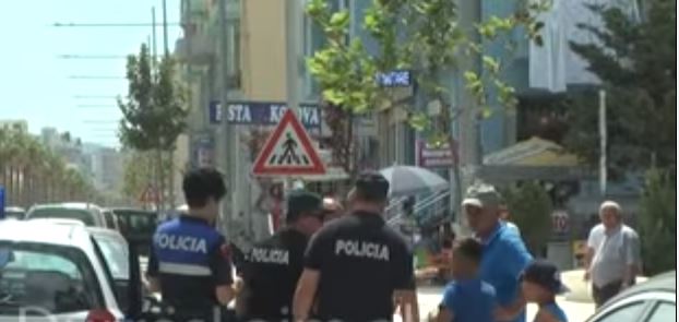 VIDEO/ Durrës, turizëm “alla shqiptar”, pronarët e shtëpive sherr me grushte për të kapur klientin nga Kosova