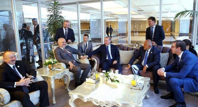 Rama dorë për dore me Erdogan, në krah të Alijev që e akuzonte për diktaturë