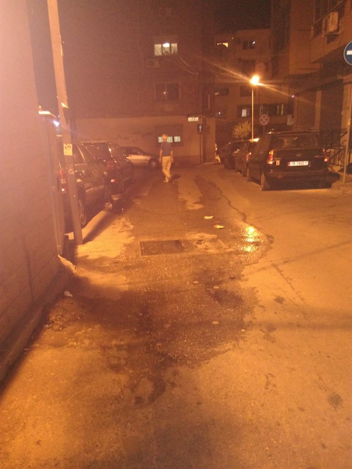 Shpërthejnë ujërat e zeza në Tiranë, ja si duket tani rruga Myslim Shyri, komenti i Artan Fugës