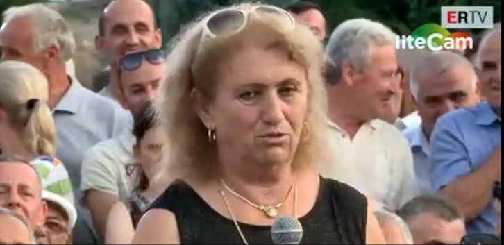 VIDEO/ Degjenerojnë “dëgjesat publike”, njihuni me “hallin” e kësaj zonje