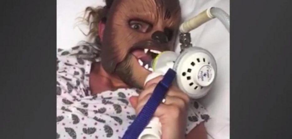 VIDEO/ Gruaja ndryshon fytyrën dhe zërin gjatë lindjes së fëmijës