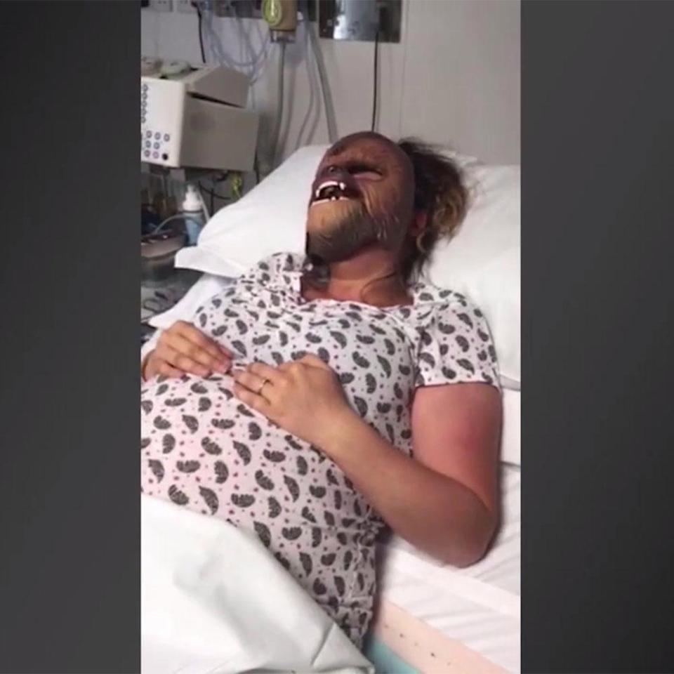 VIDEO/ Gruaja ndryshon fytyrën dhe zërin gjatë lindjes së fëmijës