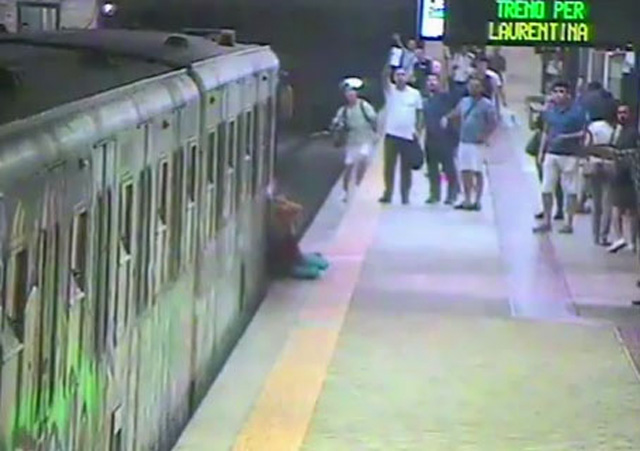 VIDEO/ Itali, gruaja ngec te dyert, treni e tërheq zvarrë