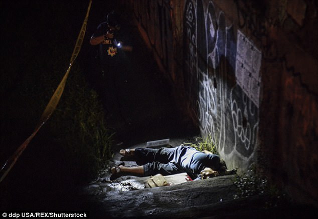 VIDEO & FOTO GALERI/ Lufta kundër drogës, policia vret kryebashkiakun dhe gruan e tij