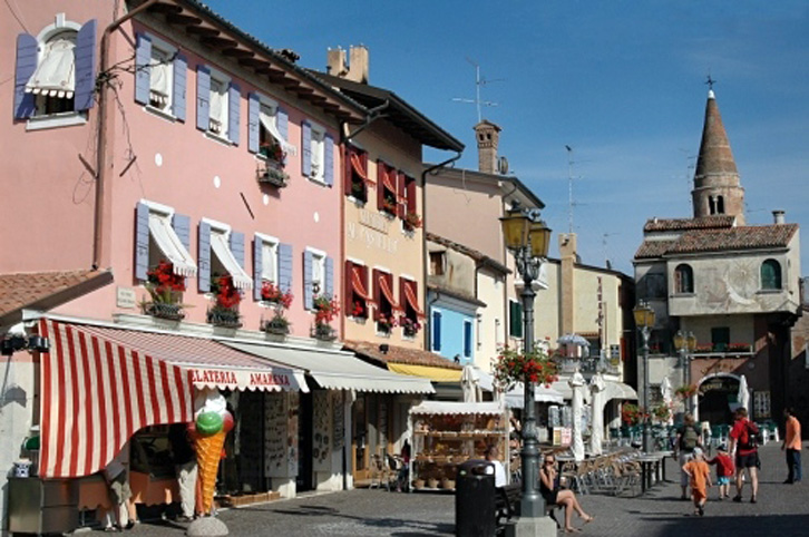 Itali, turistja e refuzon, shqiptari i sulet me grusht dhe i thyen 4 dhëmbë