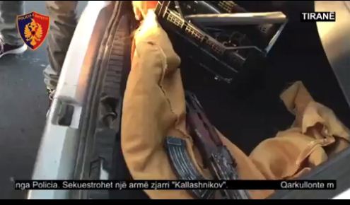 VIDEO/ Qarkullonte me kallashnikov në makinë, arrestohet 55 vjeçari