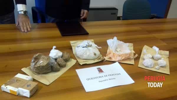 FOTO/ Itali, kapet shqiptari me 250 mijë euro kokainë, e kishte fshehur në një ofiçinë