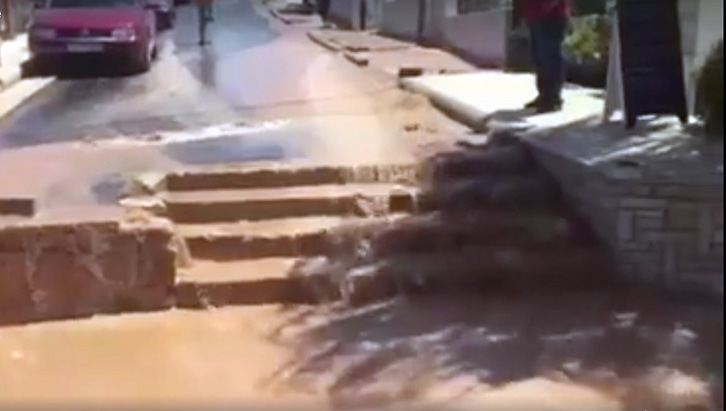 VIDEO/ Plasin ujërat e zeza, përmbytet Ksamili…, por edhe deti