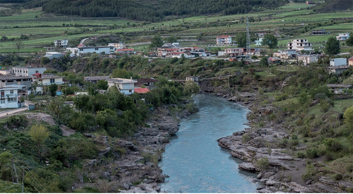 FOTO GALERI/ Fotografi nga Kalifornia zbulon “kuçedrën”, që po “përpin” lumenjtë shqiptare