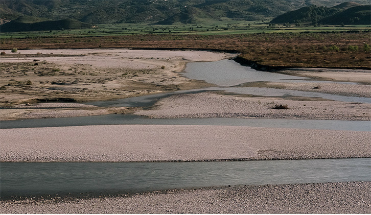 FOTO GALERI/ Fotografi nga Kalifornia zbulon “kuçedrën”, që po “përpin” lumenjtë shqiptare