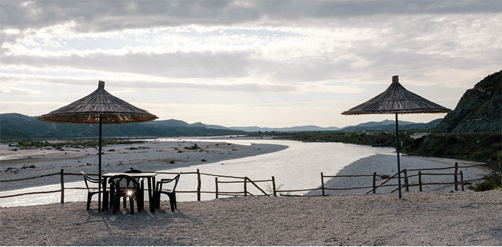 FOTO GALERI/ Fotografi nga Kalifornia zbulon “kuçedrën”, që po “përpin” lumenjtë shqiptare