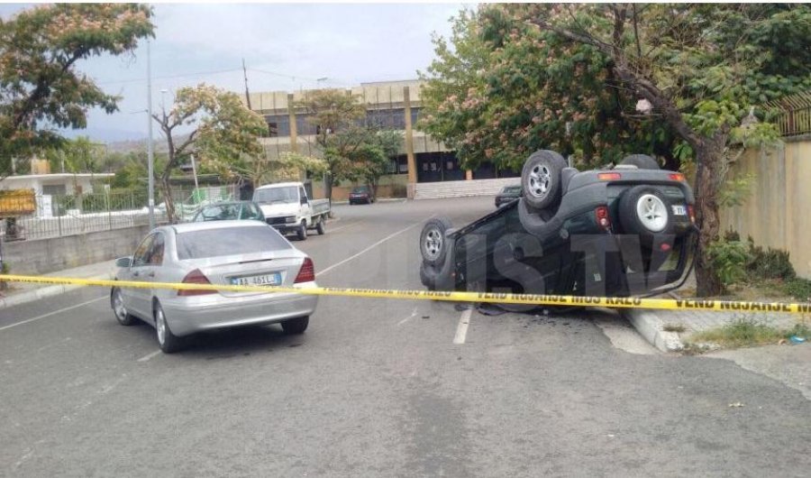 VIDEO/ Shkodër, makina kthehet përmbys dhe parkon në stacionin e trenit