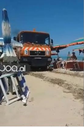 VIDEO/ Tmerr në Malin e Robit, ndërkohë që njerëzit bëjnë plazh, futet maunja dhe…