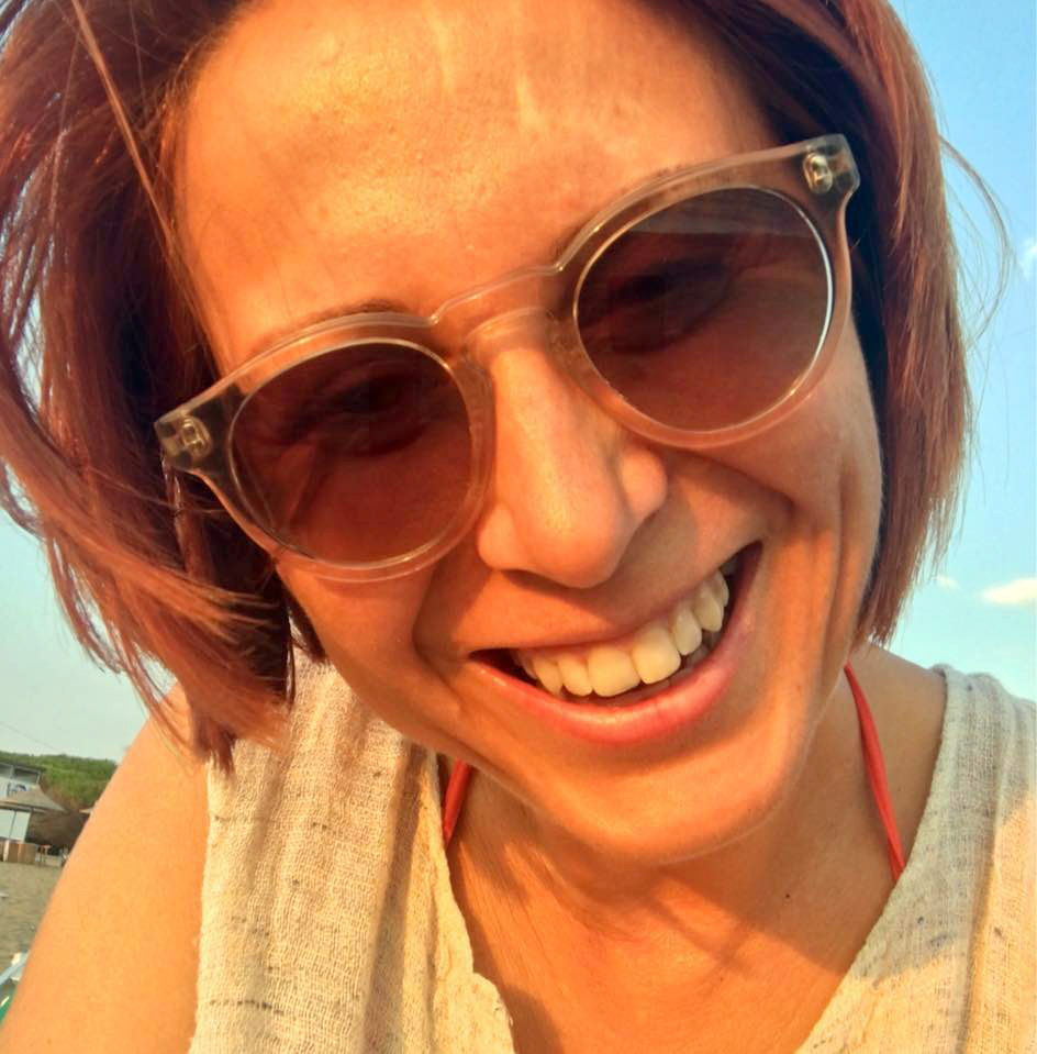 VIDEO/ Kush është Mirela, gruaja “e fortë” që “rrahu” gazetarin në periferi të Tiranës