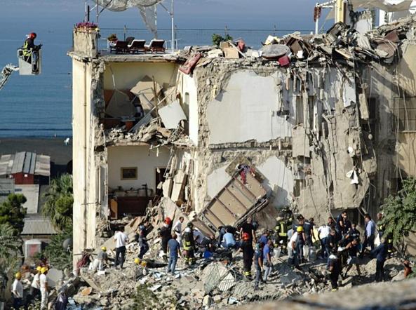 VIDEO/ Fëmijë nën rrënoja, pamjet e tmerrshme nga shembja e pallatit në Napoli