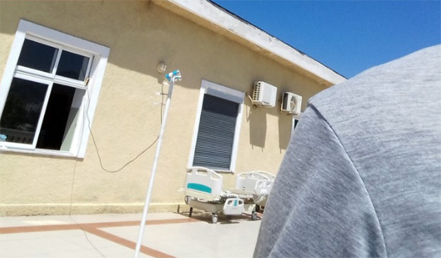 FOTO LAJM/ Elbasan, novatorizmi dhe kreativiteti në spital, bëjnë që pacienti tia mbath me vrap