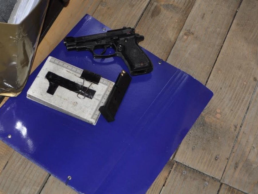 FOTO/ Laç, sherr mes dy të rinjve, 19 vjeçari nxjerr armën