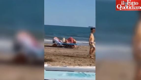 VIDEO+18/Ky cift e bën në mes të plazhit