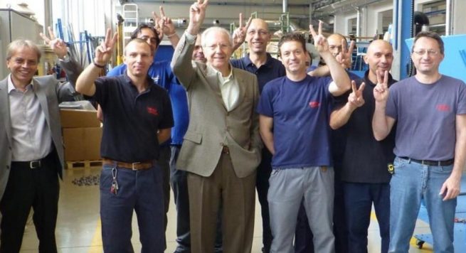 FOTO/ Vdes pronari, lë 4 milionë euro trashëgimi për punëtorët