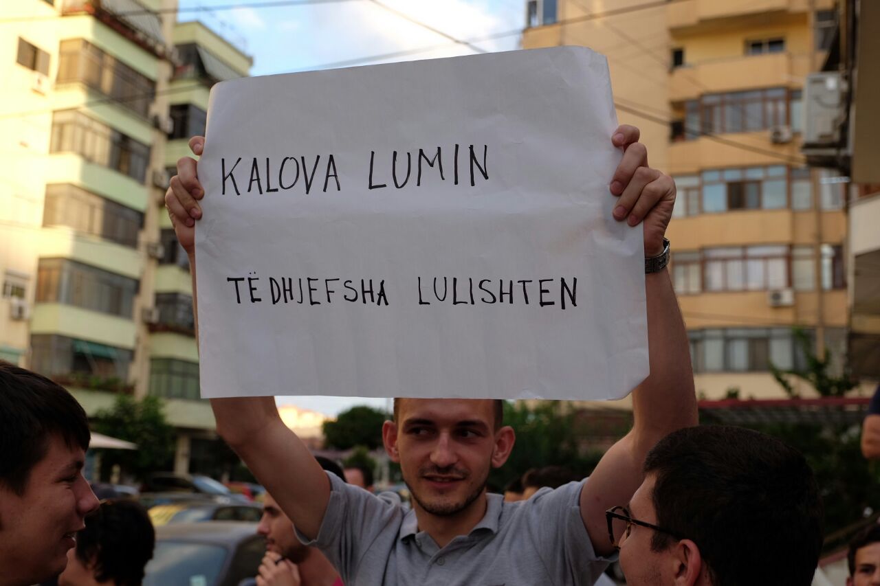 ORA 18:00/ Qytetarët protestojnë betonizimin e Parkut: Kalova lumin, të dhj**sha lulishten