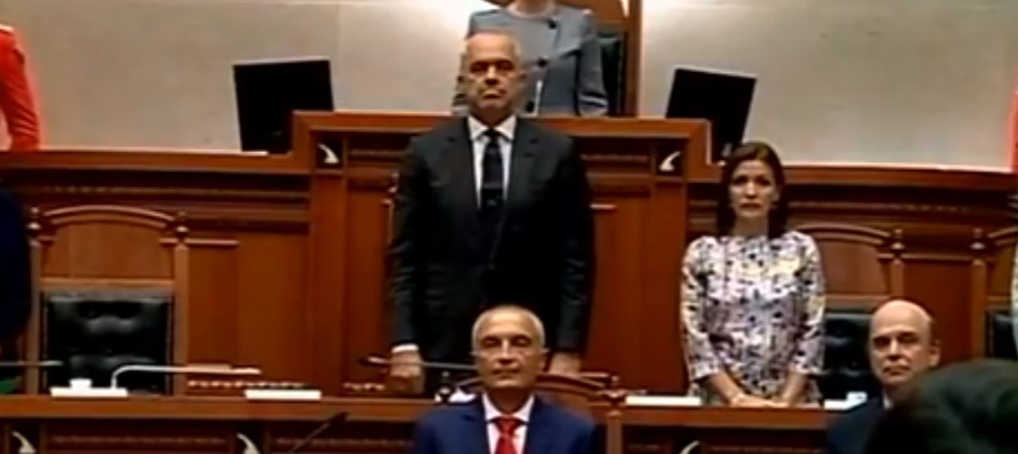 CEREMONIA E BETIMIT/ Rama shkon me vonesë në Kuvend, Meta nuk ia jep dorën
