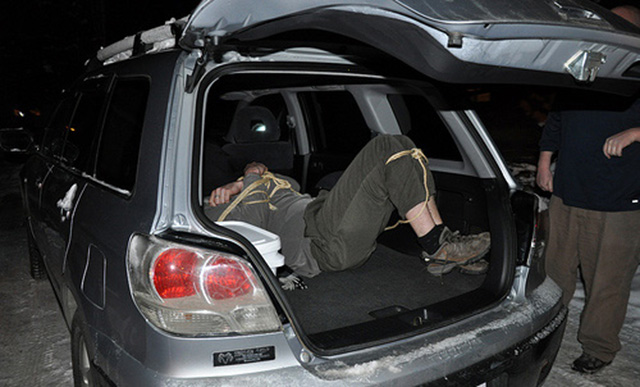 RRËFIMI/ Rrëmbehet qoftexhiu në plazh, torturat që i bënë