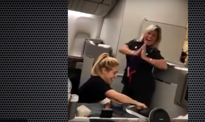 VIDEO/ Stjuardesa befason Shakirën dhe Piquen gjatë udhëtimit të tyre drejt Argjentinës