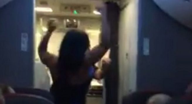 VIDEO/ Sulmoi punonjësin e avionit duke ju lëshuar edhe qenin, shtyhet fluturimi për katër orë