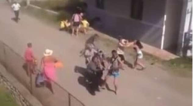 Durrës, sherr i rëndë, gratë marrin leva hekuri dhe godasin njëra tjetrën