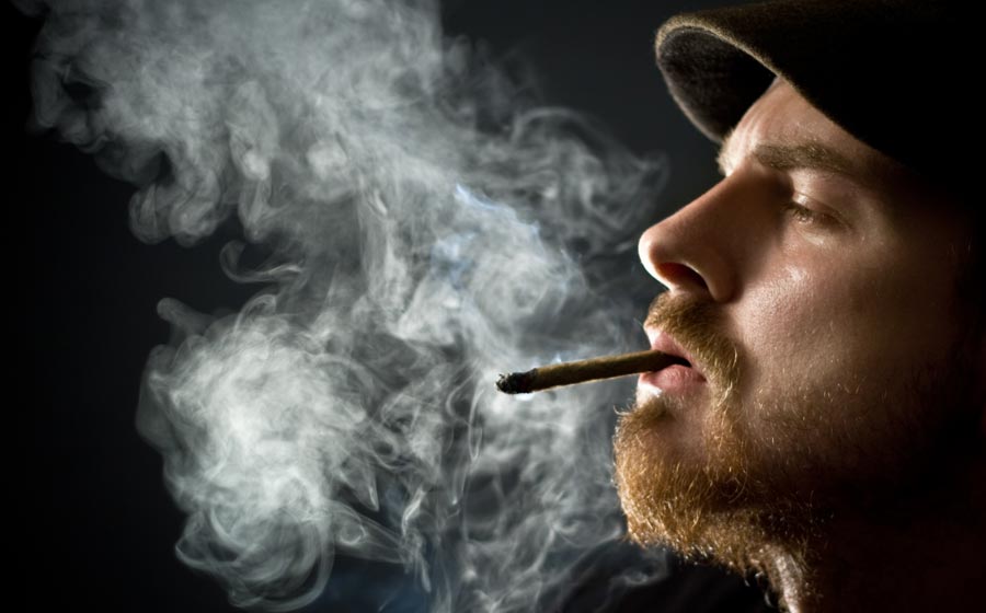 Ja si ndikon kanabisi në gjatësinë e djemve që tymosin