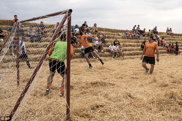 FOTO GALERI/ Fermeri ndërton stadiumin prej kashte