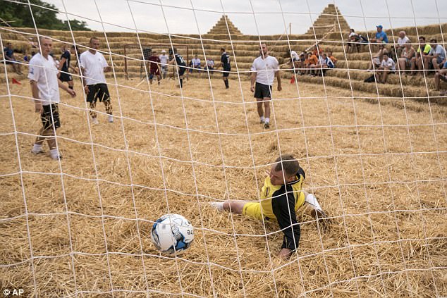 FOTO GALERI/ Fermeri ndërton stadiumin prej kashte