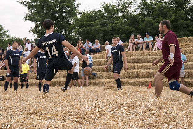 FOTO GALERI/ Fermeri ndërton stadiumin prej kashte