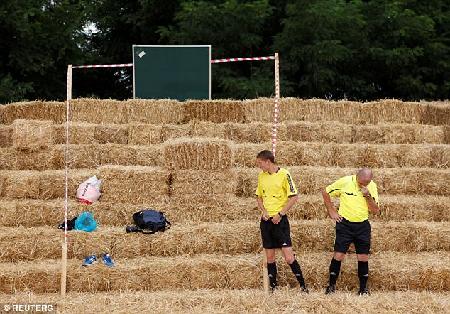 FOTO GALERI/ Fermeri ndërton stadiumin prej kashte
