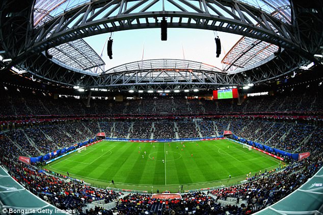 FOTO GALERI/ Fermeri ndërton stadiumin prej kashte