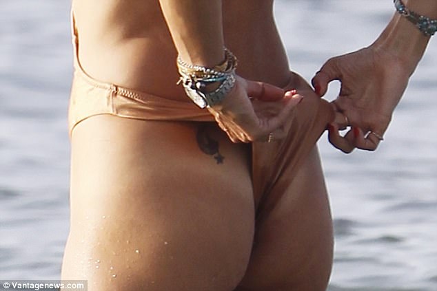 FOTO/ Një tatuazh në vithe, ja vipet që guxuan