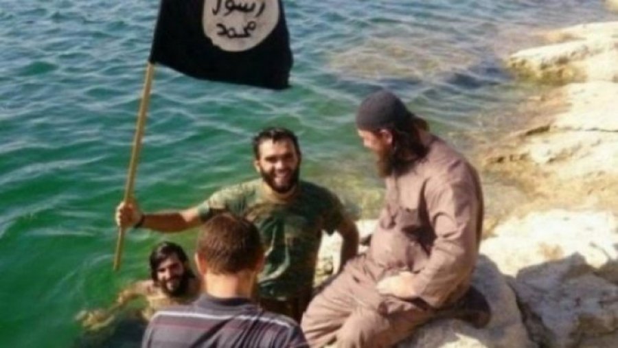 Emrat/ Prishtinë, arrestohen 5 terroristë, shijuan “Syfyr” me flamurin e ISIS