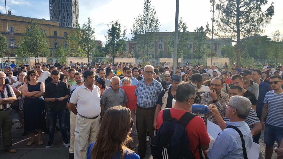 Si u blenë dy këshilltarët që rritën sonte çmimin e ujit për Tiranën