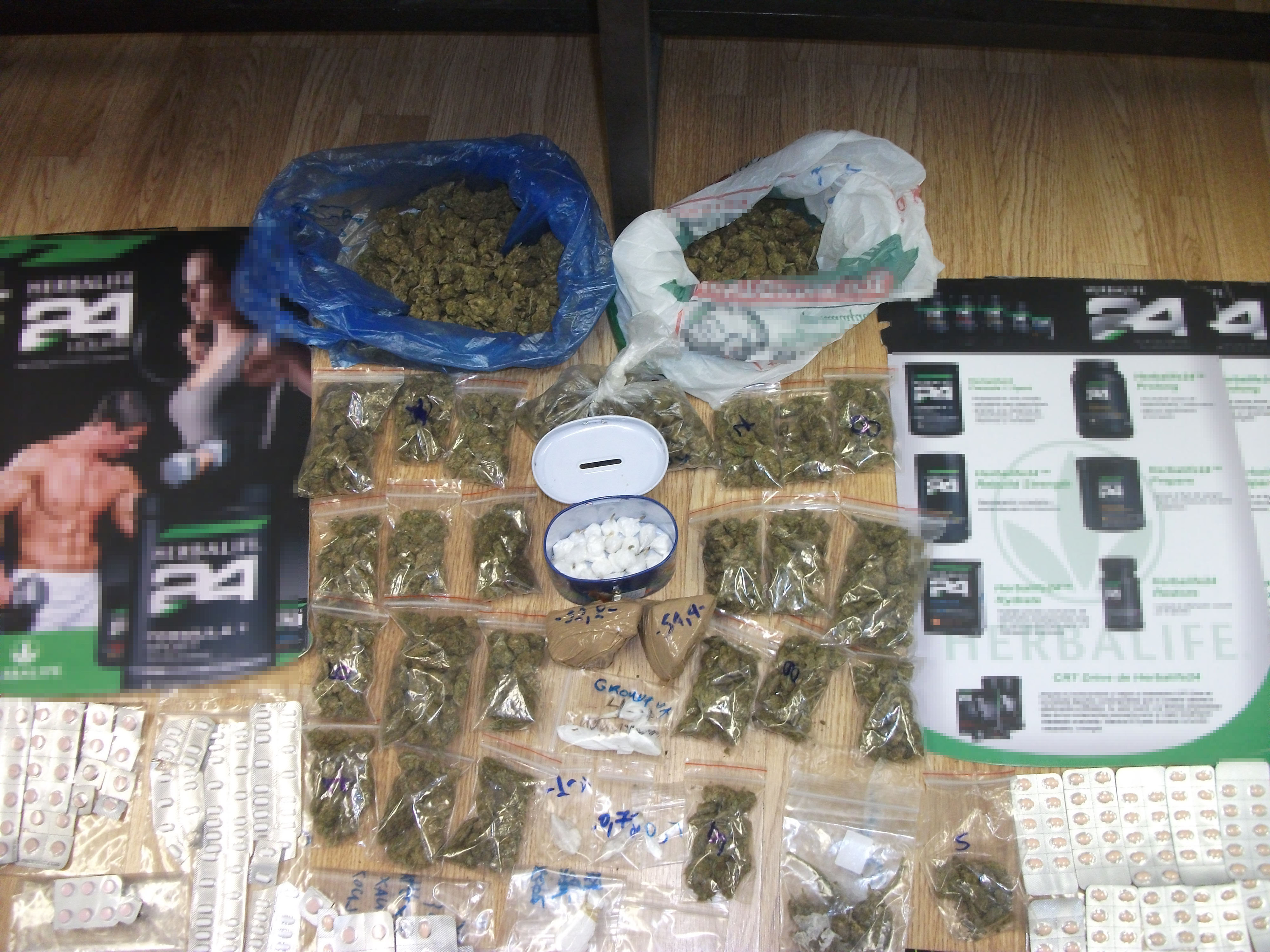 FOTO GALERI/ Greqi, shkatërrohet rrjeti i kokainës nga Bolivia në Europë, pranga edhe një shqiptari