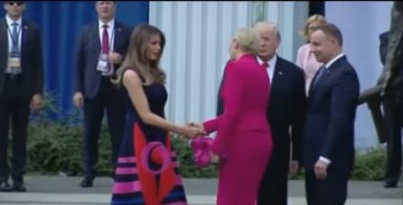 VIDEO/ Zonja e Parë e Polonisë injoron rëndshëm Presidentin Trump