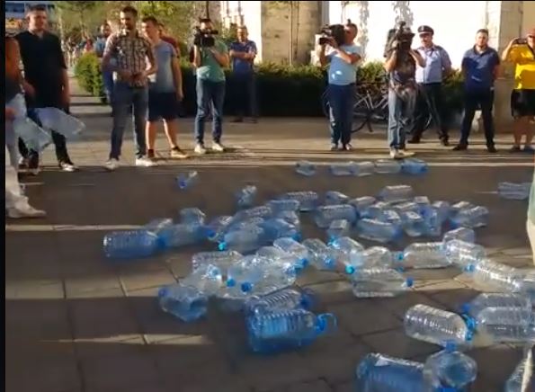 VIDEO/ PD protestë para Bashkisë për rritjen e çmimit të ujit