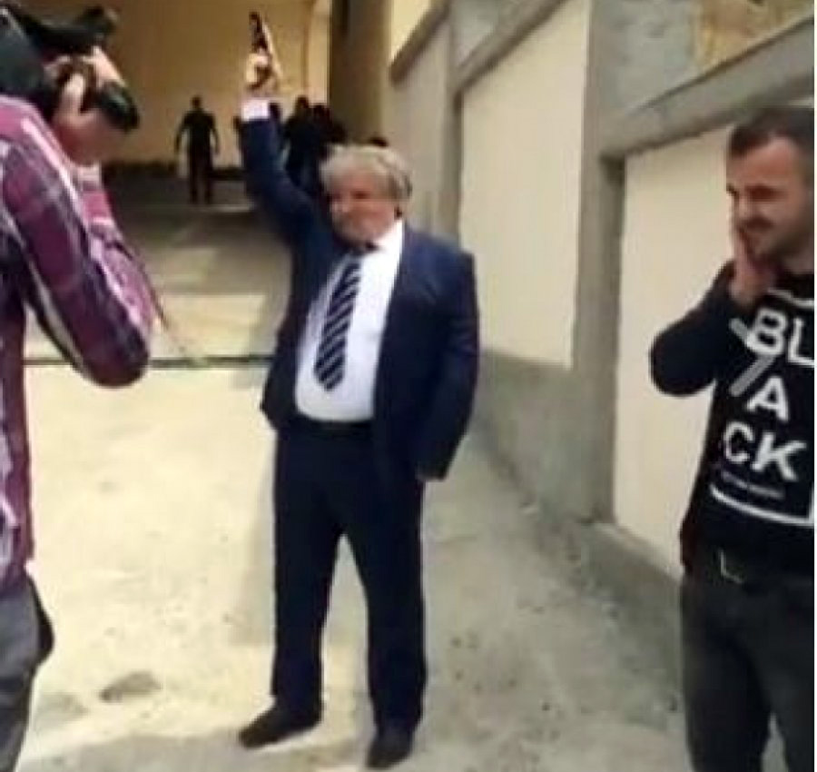 VIDEO & FOTO LAJM/ Deputeti marton vëllanë, babi “ia bën fora” me armë