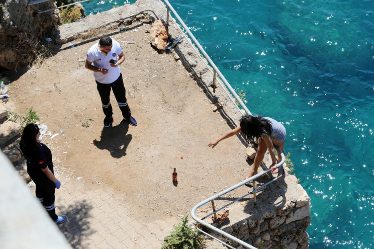 FOTO GALERI/ U përpoq, por nuk ia doli – Grindet me të dashurin hidhet nga shkëmbi