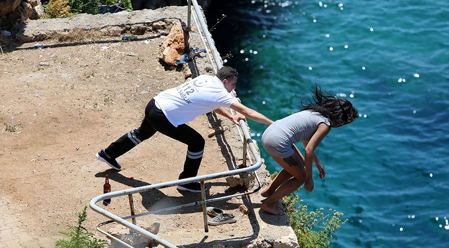 FOTO GALERI/ U përpoq, por nuk ia doli – Grindet me të dashurin hidhet nga shkëmbi